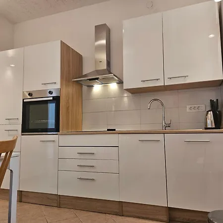 Kastel Luksic Apartmán *